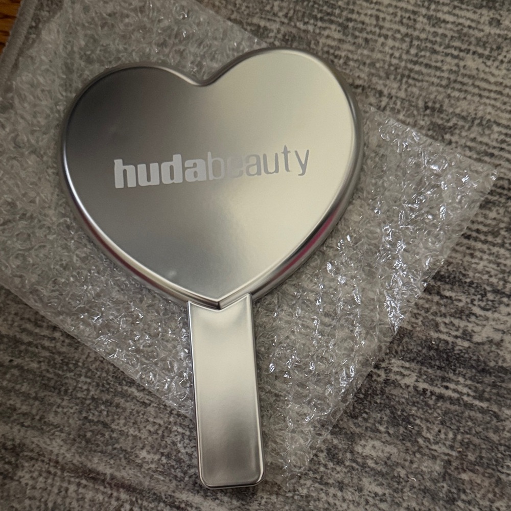HUDA BEAUTY Metallic Heart Hand Mirror
